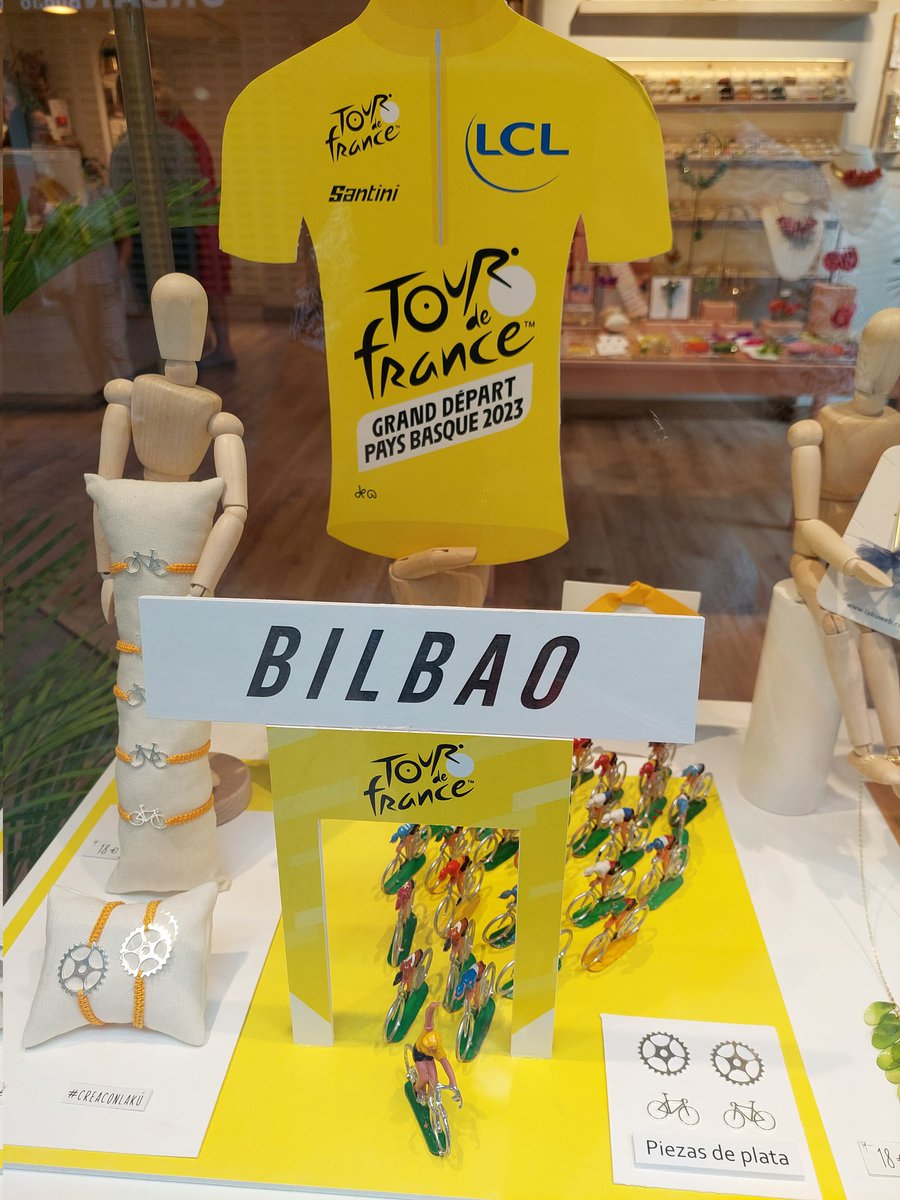 Voilà 30 ans que le #paysbasque attend le  #TDF alors  à 4 jours du Grand Départ #TDF2023 #Bilbao décore ses vitrines 🤔🚴‍♂️🚴‍♀️🚵‍♂️