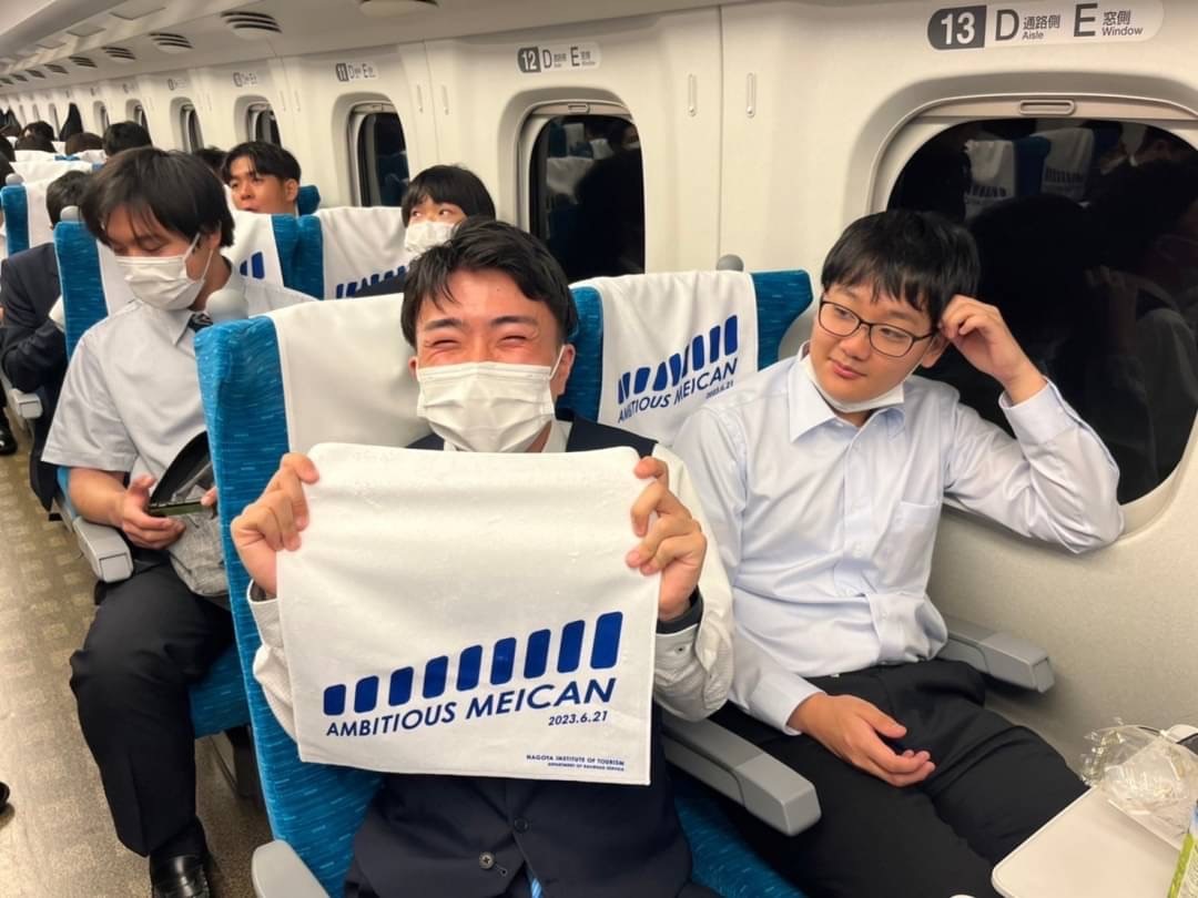 meican_koho's tweet photo. ★鉄道サービス学科★
先日「新幹線貸切乗車研修」を行いました！

1車両が名古屋観光専門学校の車両に！

���ナウンスや車掌、パーサーの体験に加え鉄道グループ会社のSDGs研修や
山梨県のリニア館にも行きました！

名古屋観光専門学校でしかできない体験してみませんか？
https://t.co/Kmzwu2GwxT https://t.co/U97pw6aFjA