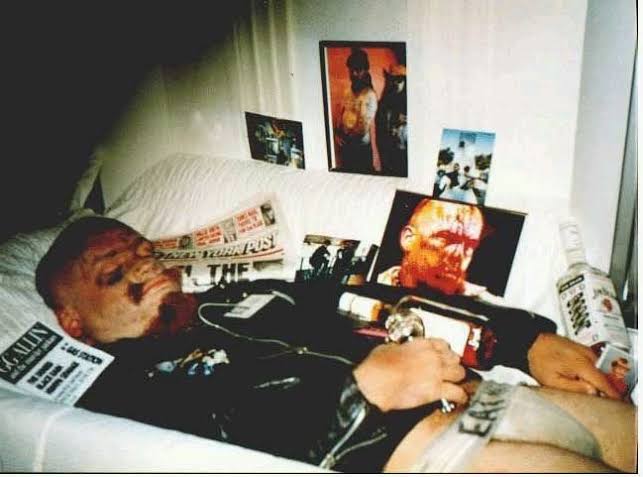 wastedrockers1's tweet photo. Hari ini (28/6), 30 thn yg lalu (1993), punk-rock nihilist superstar, GG ALLIN, meninggal dunia.

Di peti matinya GG dipakaikan jaket kulit, kolor, 2 botol miras, 1 mic, 1 koran &amp; foto2x dirinya.

Band pengiring beliau, The Murder Junkies, juga foto bareng jenazah GG 👍

#GGAllin https://t.co/sw8YEeJY8J