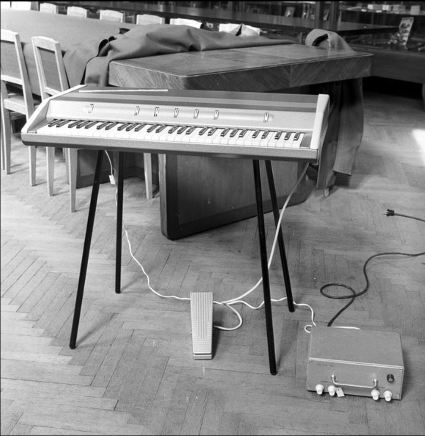 PicturesUssr's tweet image. Electric musical instrument “Younost” (Youth), 1970