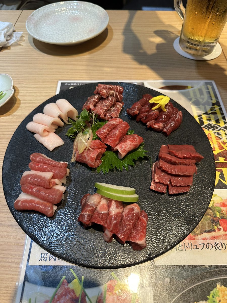 famicom108's tweet photo. 本場の馬刺しは美味かった〜 https://t.co/vrEVMnBsqw