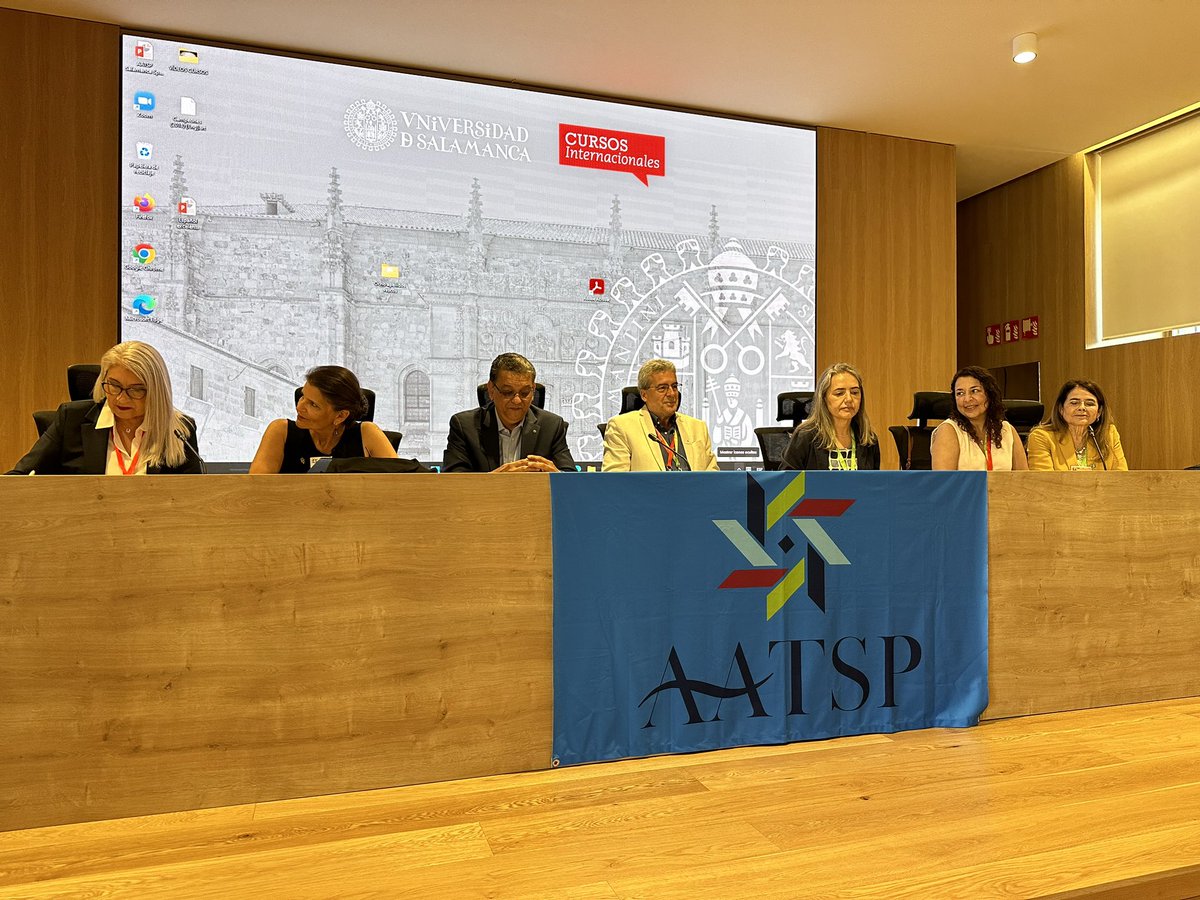 Juana Sanmartin, Presidenta de Acles, participa en el panel de bilingüismo del Congreso AATSP