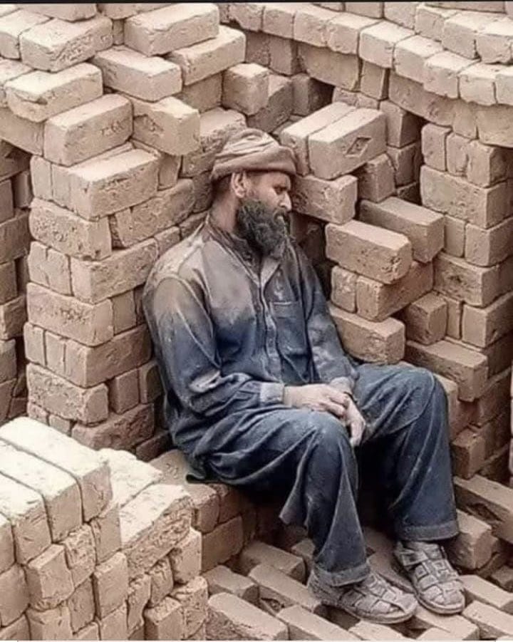 Rahmatullahcha9's tweet photo. تھک کر نہ بیٹھ میرے دوست، تو نے ابھی چئیرمین سینیٹ اور اسکے خاندان کا خرچ بھی اٹھانا ہے😥👆💯 https://t.co/6R7j8qjiPt