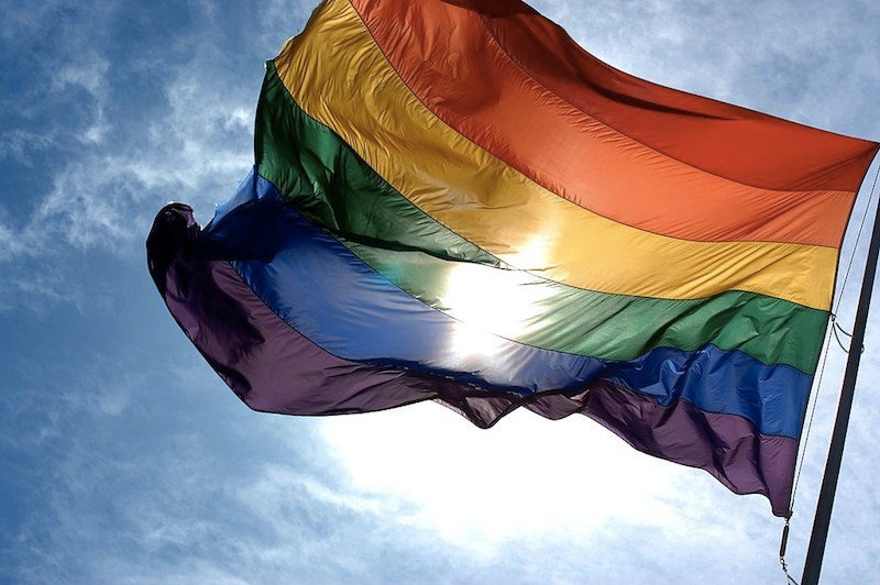 «Orgullo LGBTIQ+» reside en que ninguna persona debe avergonzarse sea cual sea su orientación sexual o su identidad de género. Desgraciadamente, aún se agrede y discrimina por estas cuestiones en nuestra querida España. Aun desgraciadamente hace falta que haya un día del Orgullo.