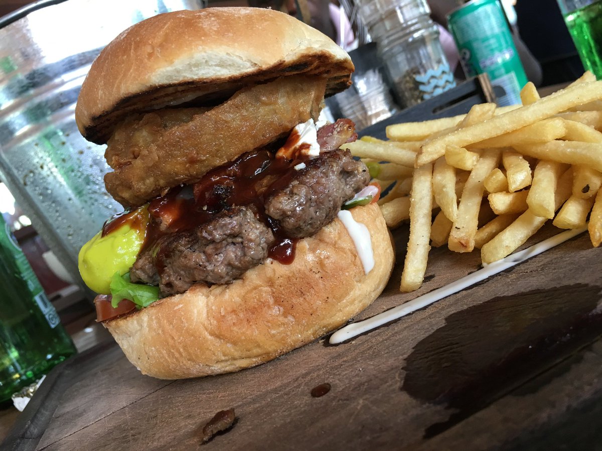 tantan_banda's tweet photo. * Personally* 3 Monkeys(Vic Falls)βs signature burger βThe Dudeβ is the best burger in Zimbabwe. Iβve shared a list of other burger places that I found better than Roco Mamas https://t.co/bV0kBU8TyD