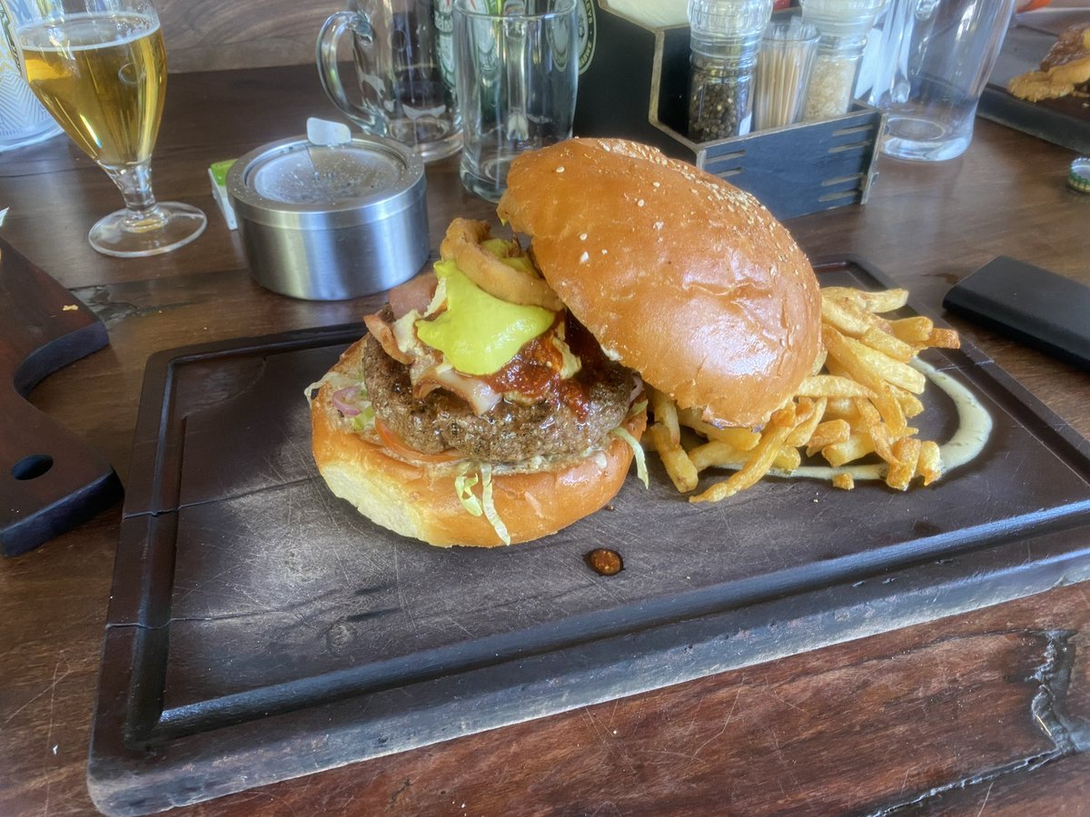 tantan_banda's tweet photo. * Personally* 3 Monkeys(Vic Falls)βs signature burger βThe Dudeβ is the best burger in Zimbabwe. Iβve shared a list of other burger places that I found better than Roco Mamas https://t.co/bV0kBU8TyD