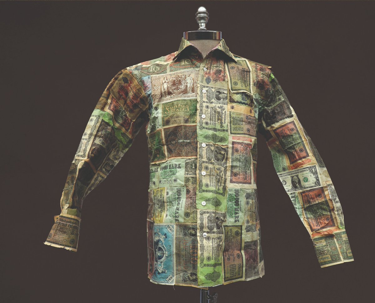 gn_redaktion's tweet photo. Gezeigt wird beispielsweise folgendes Objekt:
Jörn Michael, „(ARGENT-HAUTE COUTURE) Dieses Hemd braucht keine Taschen“, Mixed Media.
Foto: Jörn Michael, Annaberg-Buchholz
#Objektkunst
#HansAlbers
#Inflation
#Inflation1923 https://t.co/5tt8TxiBoN