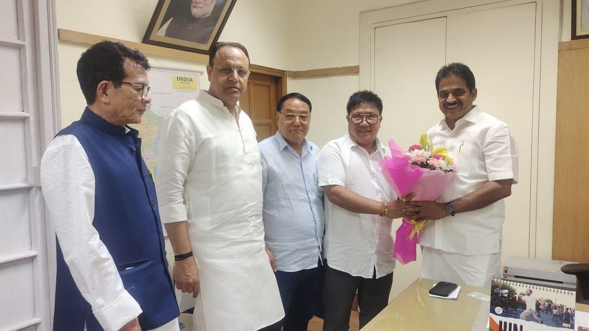 EconomicTimes's tweet photo. #KumarWaii, former Home Minister of #ArunachalPradesh, joins #Congress
(ANI)
🛰️ Catch the day's latest news and updates ➠ https://t.co/0NK3fAsxXR https://t.co/8JCuVeES5B