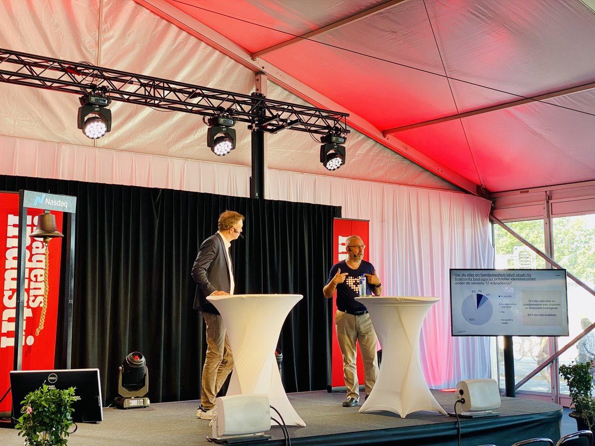 Direkt från #Almedalen &amp; @DIse-tältet: John Erik Setsaas från #TietoevryBanking presenterar vår nya undersökning – 13% av svenskarna har blivit utsatta för bedrägerier senaste året 💸