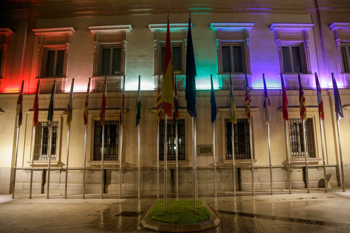 Senadoesp's tweet photo. 🌈 Esta noche iluminamos la fachada histórica del #Senado con los colores del arcoíris para celebrar el Día Internacional del #OrgulloLGTBI 
❤️🧡💛💚💙💜

 📝https://t.co/077dnEAmYK

#Orgullo2023 #Pride2023 #DíadelOrgullo https://t.co/fHPQmQebhU