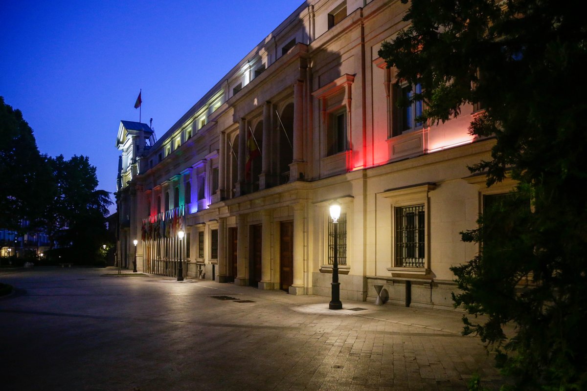 Senadoesp's tweet photo. 🌈 Esta noche iluminamos la fachada histórica del #Senado con los colores del arcoíris para celebrar el Día Internacional del #OrgulloLGTBI 
❤️🧡💛💚💙💜

 📝https://t.co/077dnEAmYK

#Orgullo2023 #Pride2023 #DíadelOrgullo https://t.co/fHPQmQebhU
