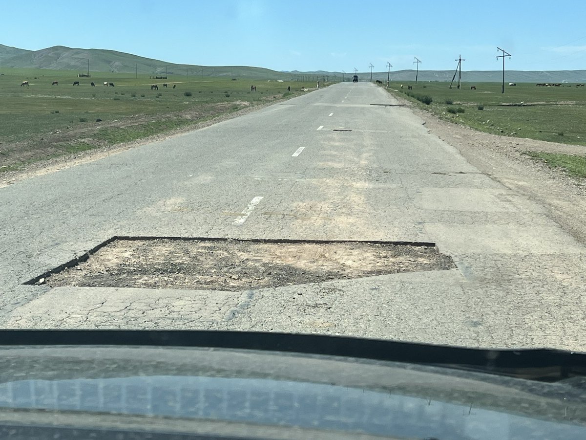 Хархорин сумаас Ар Хотонт, Цэнхэр ортол ийм л зам байна. Хуулаад хаяаад явж. Бусад зам нь ч нүх зөндөө. Ажил хийж буй хүн бол алга.  Энийг ядаж 6 сарын 15 гэхэд нөхөөд янзалхичаж болдоггүй юм байх даа! Энэ ажлыг хариуцсан хүмүүс нь арчаагүй, сэтгэлгүй юмаа!