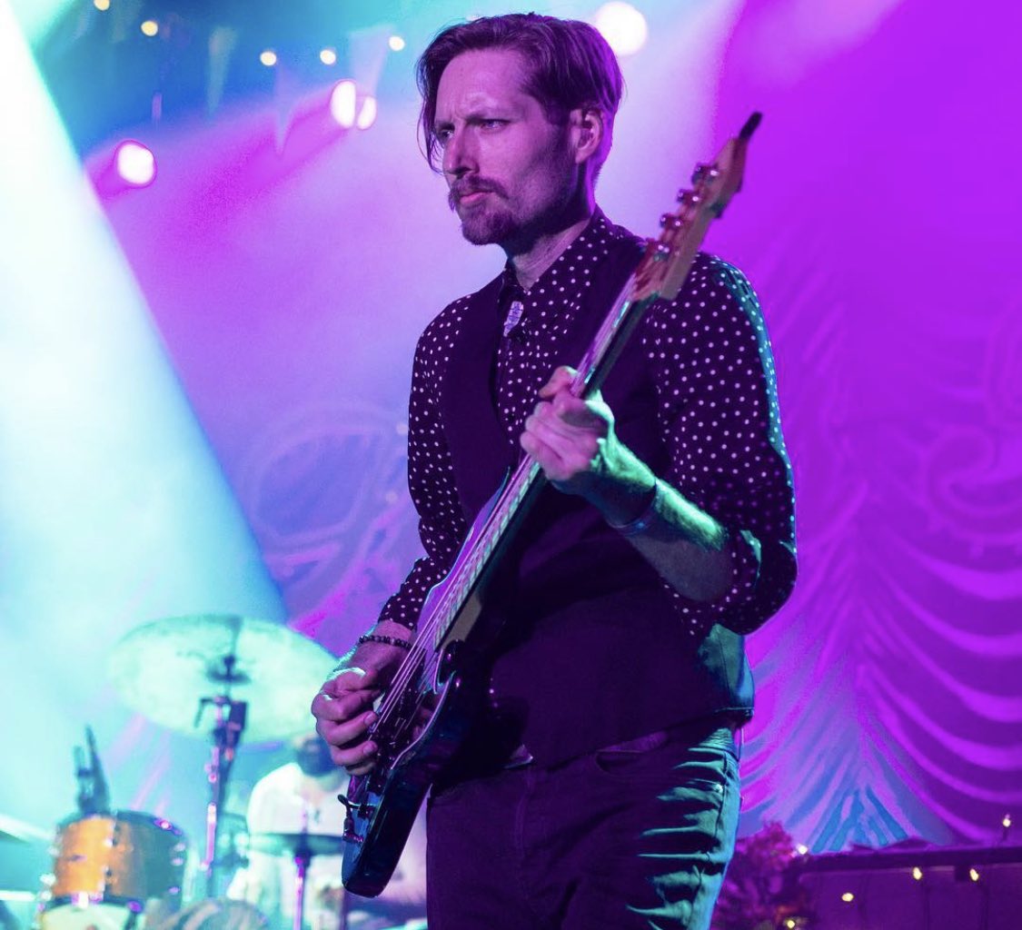      Mark Stoermer      One and only bassist for The Killers.

Happy birthday    