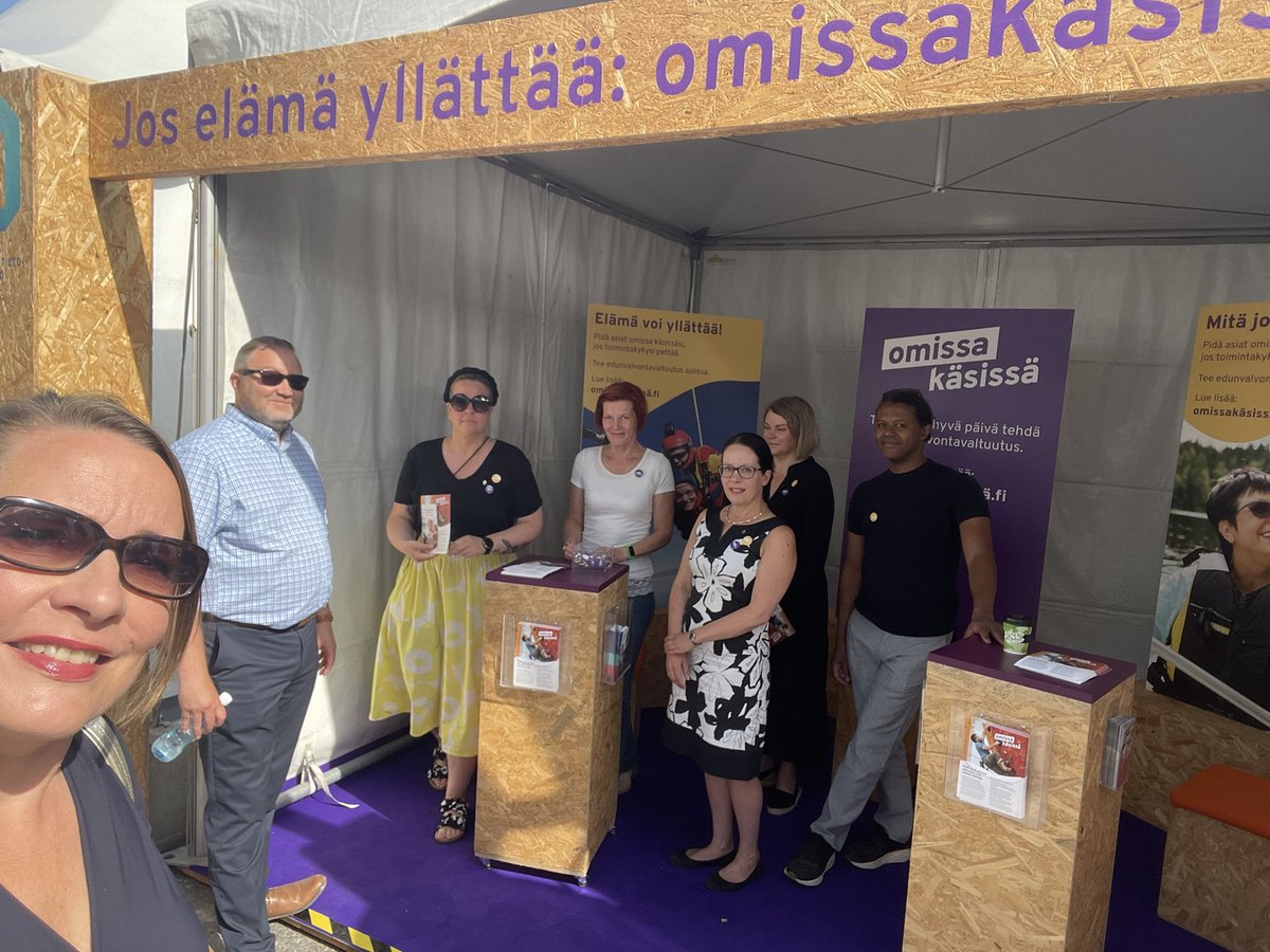 LiinuLehto's tweet photo. Joko sinun asiakirjasalkussasi on #edunvalvontavaltuutus? @DVVfi kollegat asemissa @SuomiAreena Kansalaistorilla valmiina vastaamaan kysymyksiisi ja opastamaan alkuun. #omissakäsissä @rouvaevvdvv https://t.co/xwPL2y0nNZ