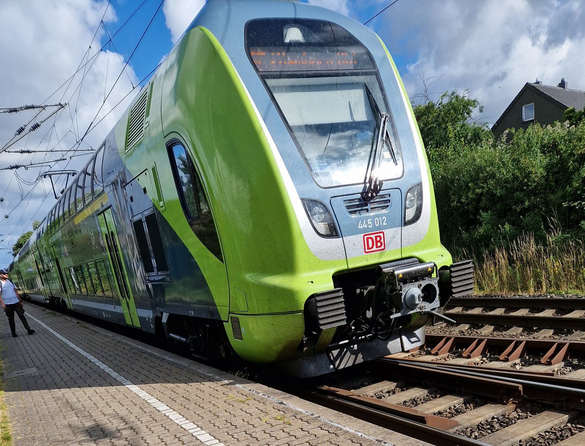 soesch's tweet photo. Auf @dsgv nach Berlin, erste reale Dienstreise seit Jahren. Endlich mal wieder ohne webex diskutieren💪 https://t.co/LdtpvJMWkY