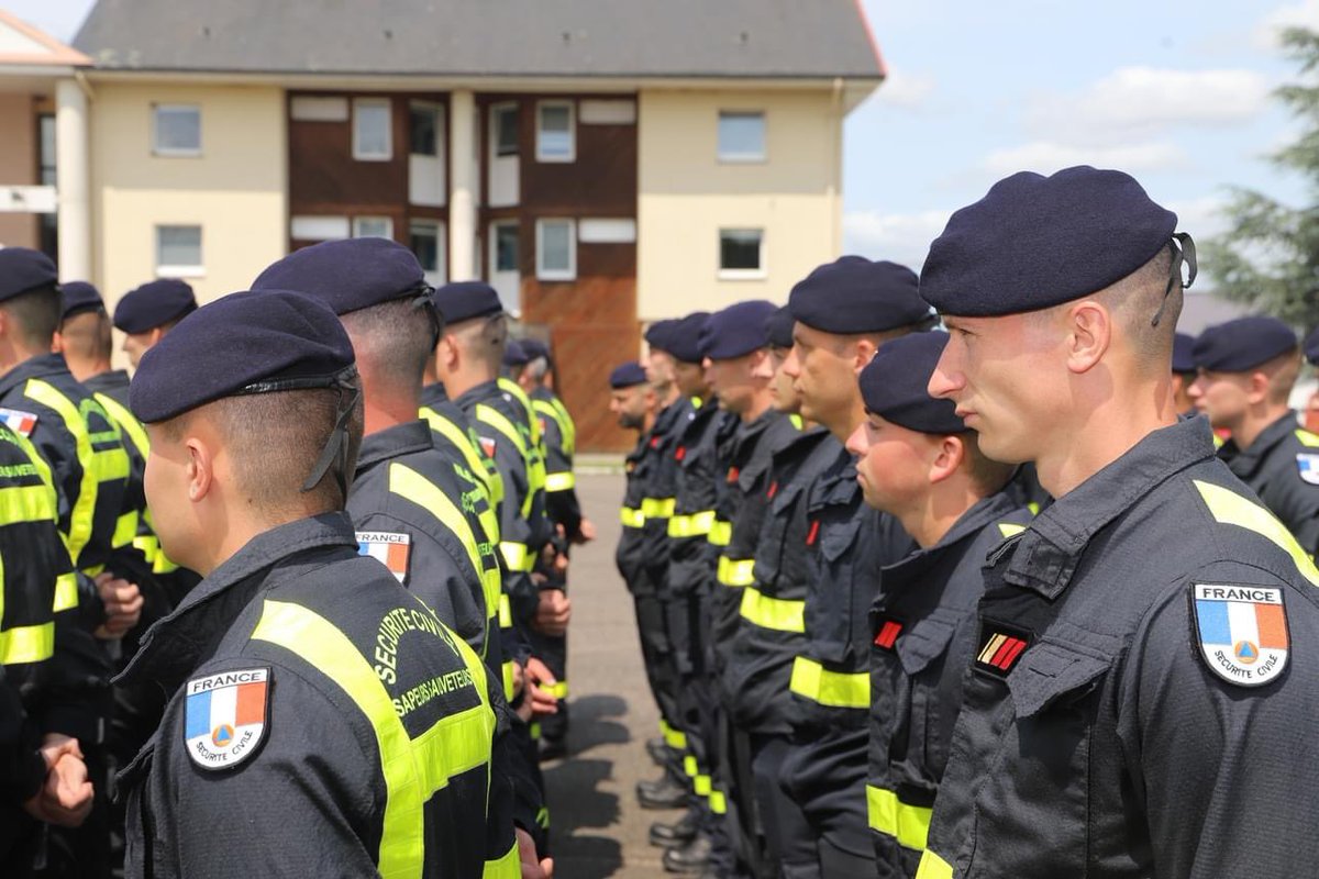 riisc_1's tweet image. 🇫🇷🤝🇨🇦Le colonel ROUQUAYROL a également échangé avec le détachement de l’#UIISC1 qui part dès cette semaine au #Canada prendre la relève de nos camarades déployés dans la lutte contre les feux de forêt.🔥🌲