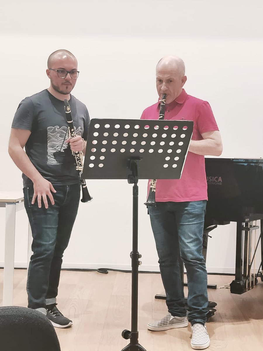 𝗦𝘁𝘂𝗱𝘆𝗶𝗻𝗴 & 𝗽𝗹𝗮𝘆𝗶𝗻𝗴
Masterclass con il maestro Ronald Van Spaendonck 💣

#masterclass #clarinetto #clarinet #clarinetist #festivalportusnaonis #festivalclarinettoportusnaonis #pordenone #pordenonecentro