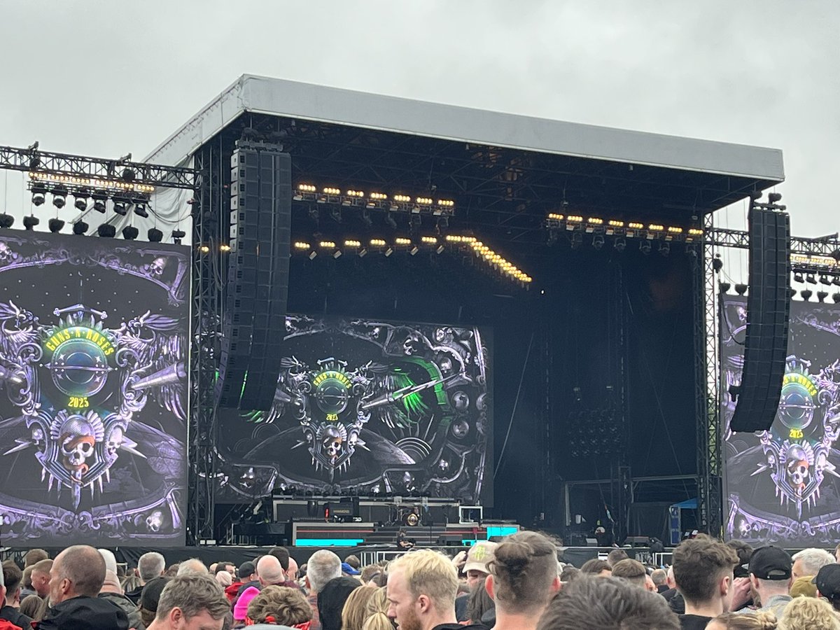 pb_1985's tweet photo. Iron Maiden on Monday night and Guns n Roses on Tuesday night. What a start to the week 🤘 https://t.co/sw0yNmKSgA