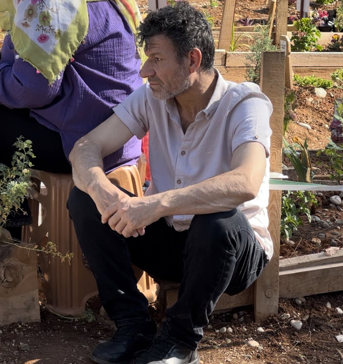 Depremde, kızının bir an olsun elini bırakmayan o baba bugün mezarlıktaydı.. seninde bayramın mübarek olsun❤️‍🩹