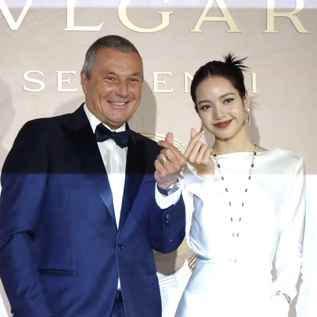 LaliceUpdates's tweet photo. Lili with @Bulgariofficial’s CEO Sir Babin! 

LALISA BULGARI SERPENTI
#LISAatSerpentiExhibition 
#LISAxBulgariSerpenti75
#LISAXBVLGARI https://t.co/yzwIXVLmOI