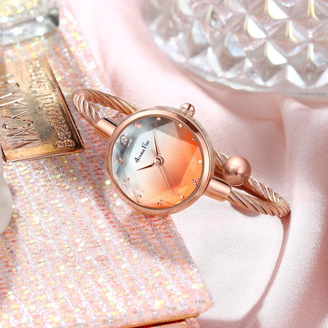 最近はグッズじゃなくて、RRRの概念を感じたものについつい目が行っちゃう。青系と赤系の何か。前にどなたかがツイートされていたこの腕時計とかも。
https://t.co/rkCtkauN9q https://t.co/xOKxMq5oqY