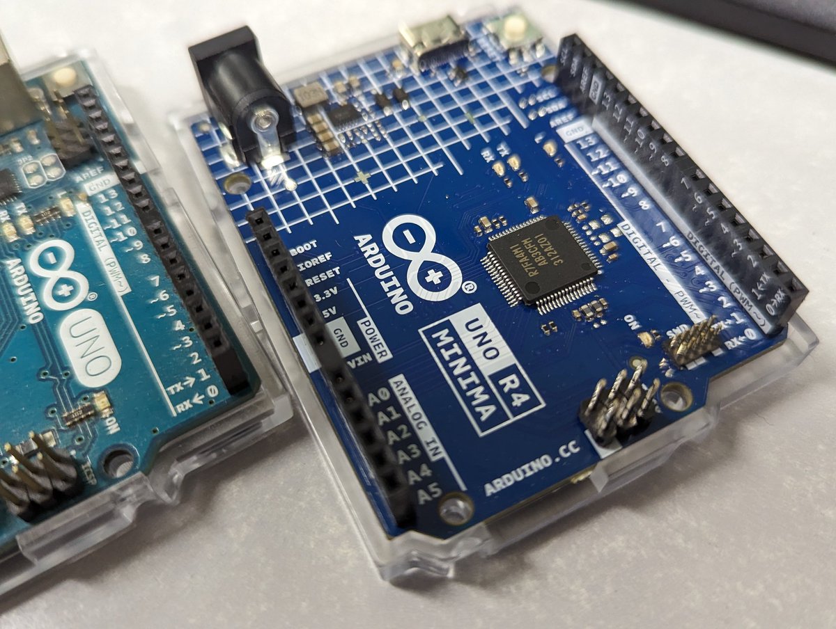 もちろん、お昼からArduino UNO R4を鑑賞してます。