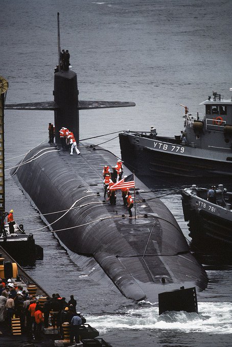 直営店 アメリカ海軍 原子力潜水艦 ミシガン USS SSGN 727
