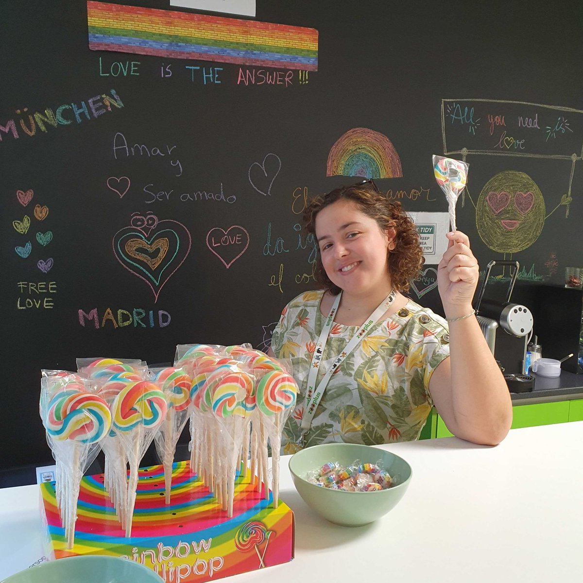 En este mes y siempre, en #zooplus nos vestimos de colores y celebramos la diversidad 🌈 comprometidos con la inclusión y el amor en todas sus formas. #LoveisLove #BeYourself 🐶💚🐱🏳️‍🌈