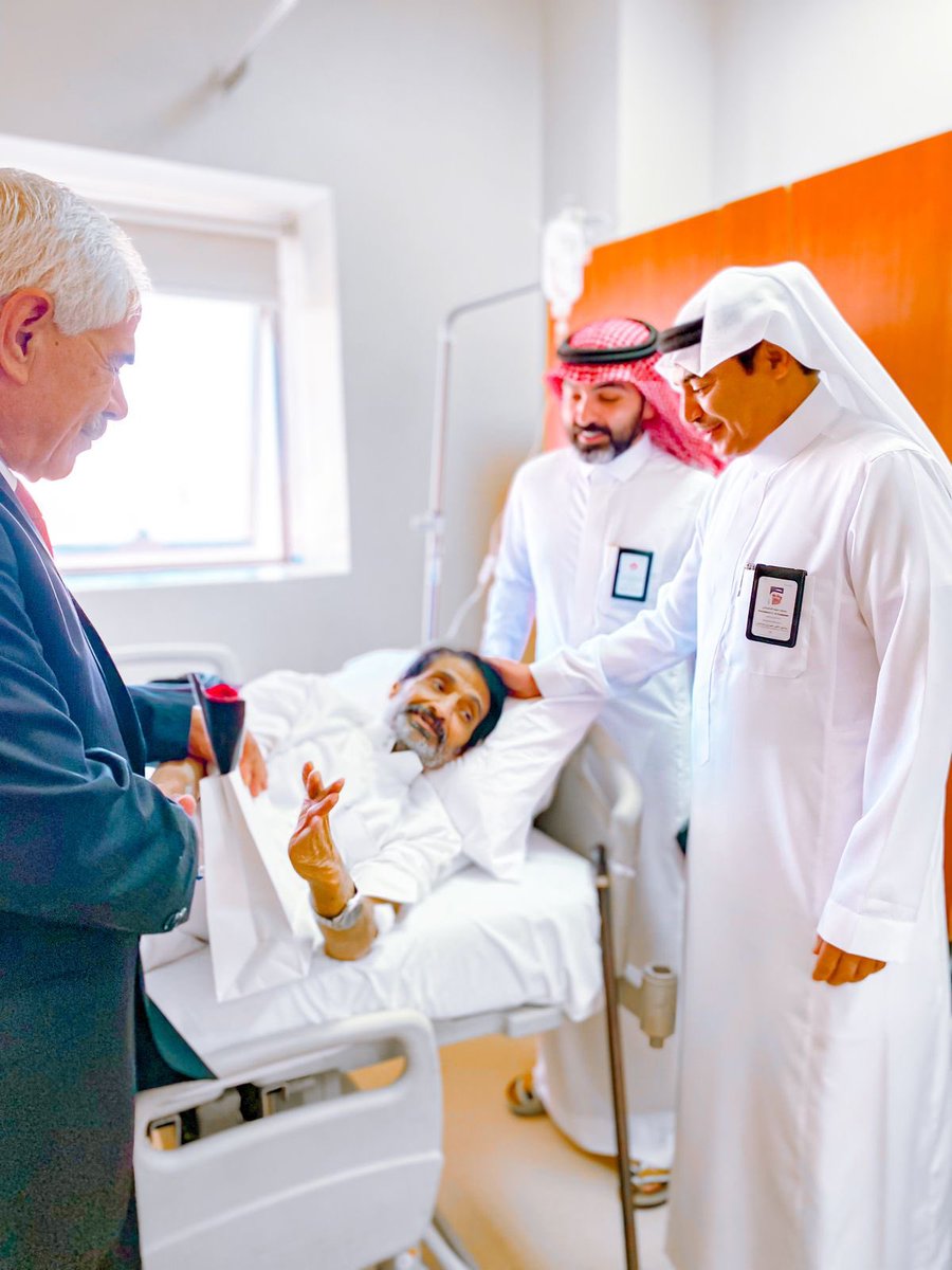 PMH_JOUF's tweet photo. #عيدكم_مبارك
قام مدير مستشفى الأمير متعب بن عبدالعزيز
أ / محمد بن حمود الدغماني ،بمعايدة المرضى المنومين ،وتقديم الهدايا والورود
متمنياً لهم #الشفاء_العاجل واكمال فرحة العيد بين أهلهم وذويهم. https://t.co/qXul7CXaql