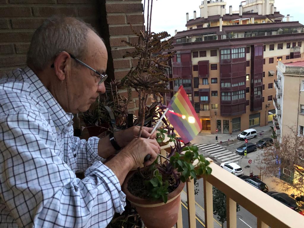 Mi padre que tiene 84 años, ha colocado una banderita arco iris en el balcón, dice que hay que respetar a todo el mundo, y que le gusta mucho eso de que cada uno, cada una, quiera a quién quiera.  😎