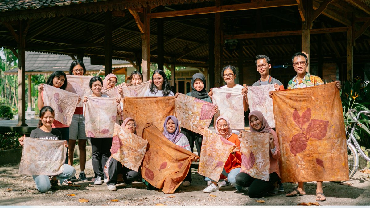 Bosen gak sih kalau ke #Magelang cuma wisata ke tempat yang gitu-gitu aja?

Makanya bulan lalu SuriMin seneng banget ikutan trip super seru bareng Go4Tour. Selain sepedaan sambil liat sawah dan menikmati hidangan wedang rempah, kami juga belajar membatik ecoprint!🚴‍♀️