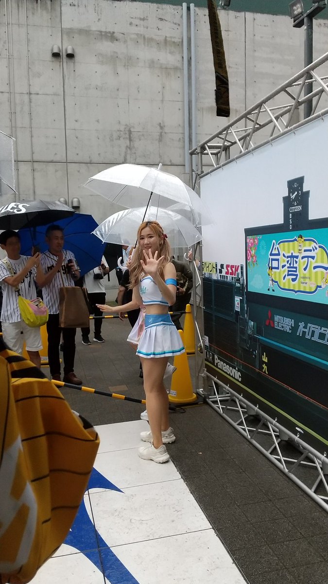 QuintetYou's tweet photo. 本日は🇹🇼台湾デー
台湾チアとの撮影会途中に豪雨☔️
あとは阪神が勝ちますように。
#阪神タイガース
#甲子園球場
#台湾
#台湾デー
#台湾チア https://t.co/IcDxJmsQLa