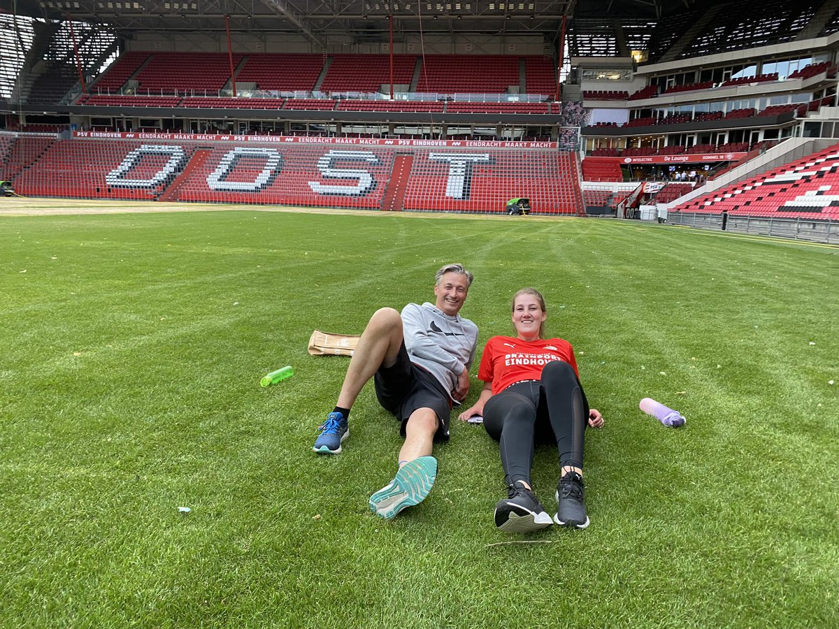 Een mooie mogelijkheid gekregen om samen met mijn dochter gisteren te sporten op het “heilige” gras van ons <a href="/PSV/">PSV</a>. Wij zijn klaar voor het nieuwe seizoen..💪