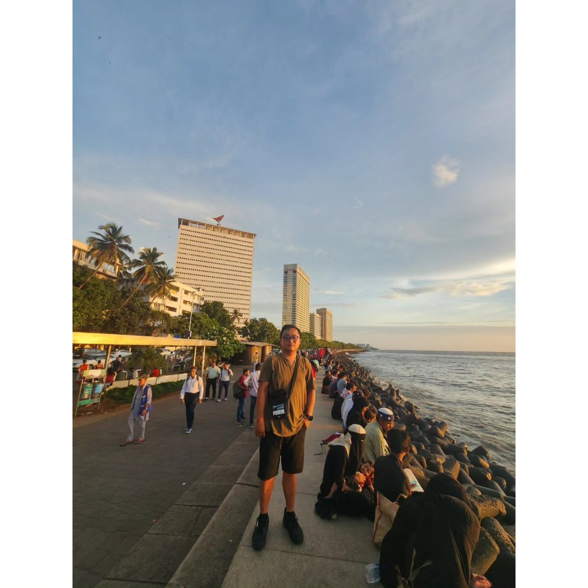 TeaHvl's tweet photo. Marine Drive, Mumbai. https://t.co/DRTwwlRmya