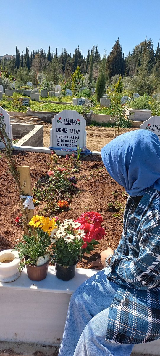 Sensiz daha kaç bayram görürüm bilmiyorum ama ben çok özledim Meleğim... 
Seni çok özledim.😔🥀
11.02.23🖤