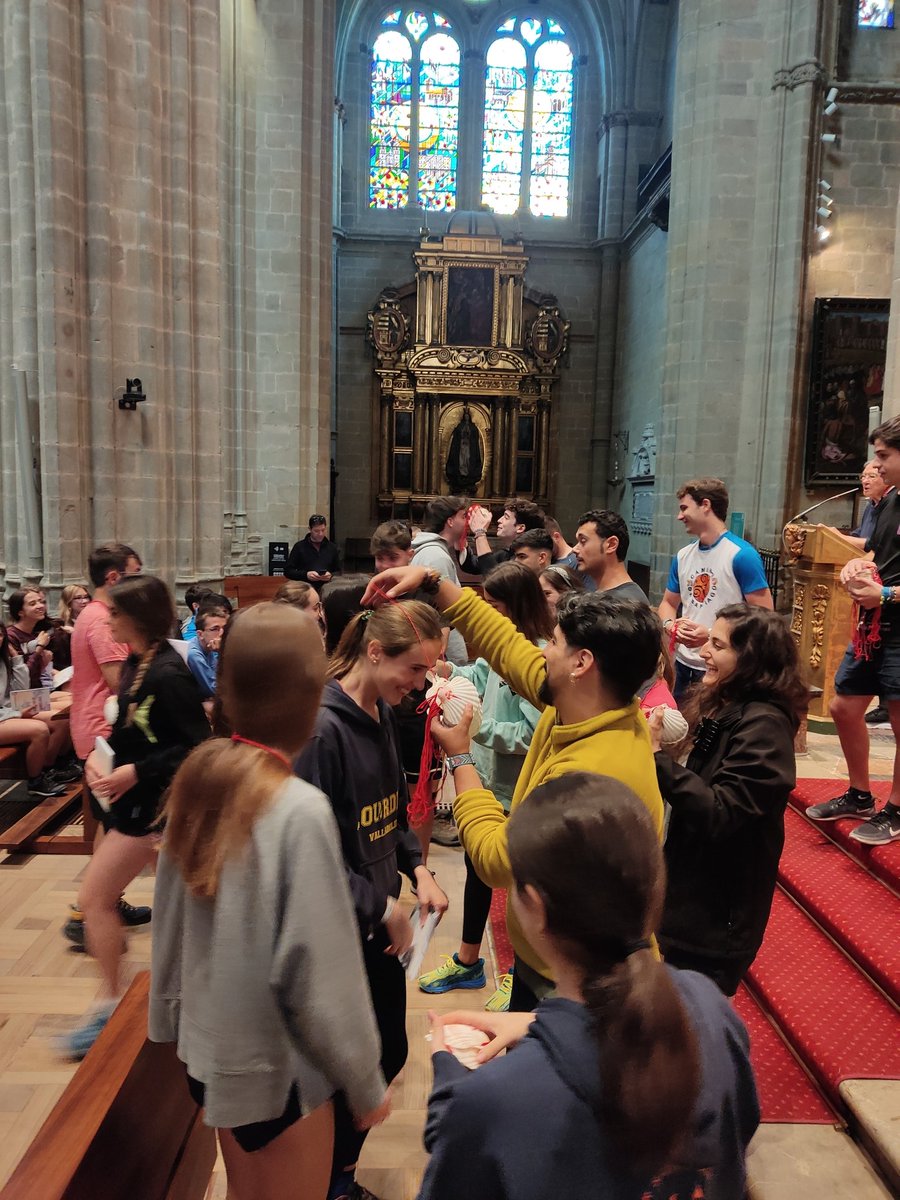 Ya estamos en la catedral de Astorga; se hace entrega de los símbolos del Camino: la mochila, el bastón, el sombrero, la agenda y la concha.
#JuntosMejor
#LourdesEnCamino