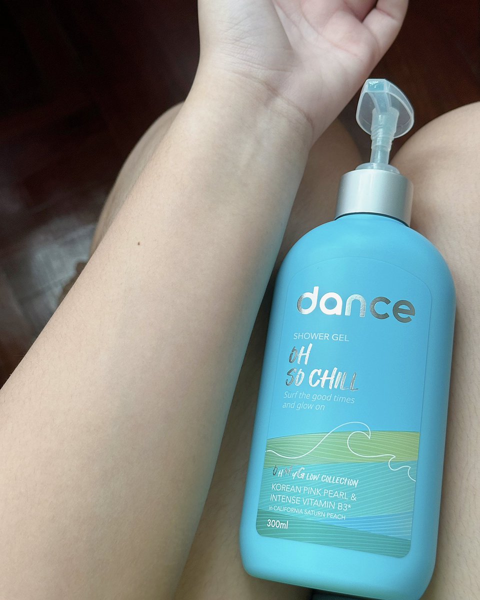 Punponny's tweet photo. อาบน้ำแล้วหอมฟุ้งมากก กับ #danceTH Shower Gel ขวดสีฟ้า กลิ่นดอกออริสหอมละมุน เทคเจอร์เป็นเนื้อกลิตเตอร์วิ้งๆ🫧 จากส่วนผสมธรรมชาติหลังอาบน้ำเสร็จคือผิวเนียน ฉ่ำโกลว์ ไอเลิฟ🩵 #แดนซ์ทุกมู้ดสุขทุกโมเมนต์ #อัพมู้ดบูสท์ผิวโกลว์ #ใช้ดีบอกต่อ https://t.co/eJZTJgq6Kz