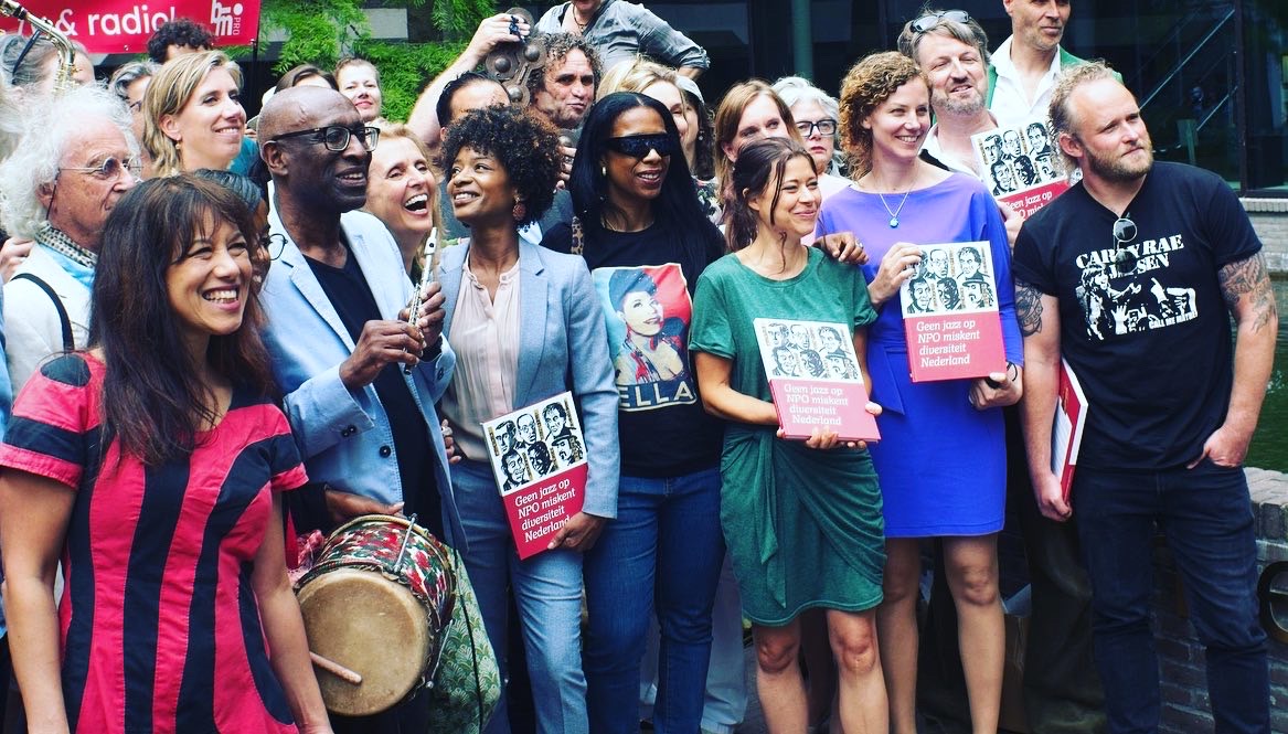 De protestmars gisteren was geweldig! Veel dank aan het Jazz Orchestra of Concertgebouw! <a href="/Lisawesterveld/">Lisa Westerveld 🟥</a> @Christineteunisse <a href="/Peterkwint/">Peter Kwint</a> <a href="/ronaldsnijders/">Ronald Snijders</a>

#Bimpro #diversiteit #missienpo #npo #jazz #wereldmuziek #politiek #protestmars #denhaag
#petitie #tweedekamer #protestboek
