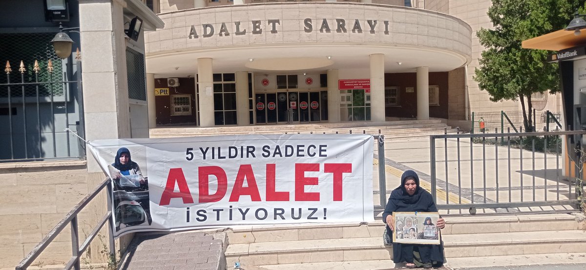 Bugün #KurbanBayramı
Herkes evinde bayram teleşında 
Yuvası yıkılmış anne #Urfa 'da Adalet Sarayın önünde...
İslam dini sadece namaz ve kurban bayramından ibaret değildir.
"MÜSLÜMAN ZÜLME ve ZALİME  RIZA GÖSTEREMEZ."