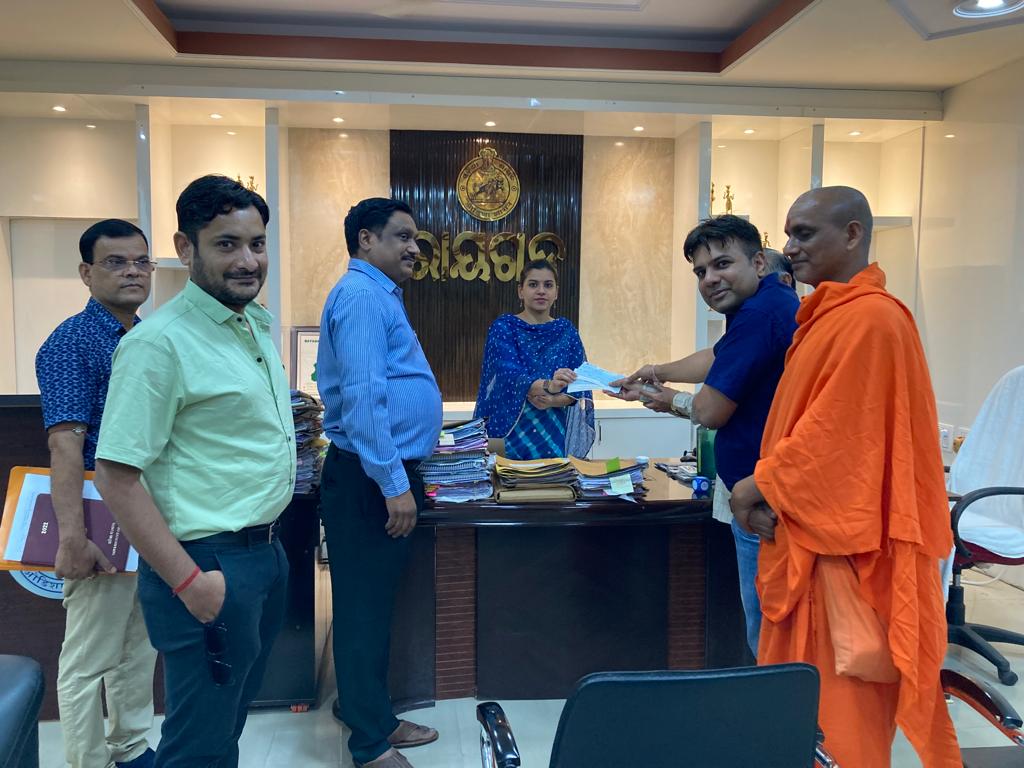 SAWBOdisha's tweet photo. The 1st phase subsidy of Rs. 10.35 Lakh for establishment of new Goshala was handed over by Collector-cum- Chairman, District SPCA, Rayagada to Management Committee of Debigiri Goshala, Kalyansinghpur, Rayagada. https://t.co/hXcZkGGdEf