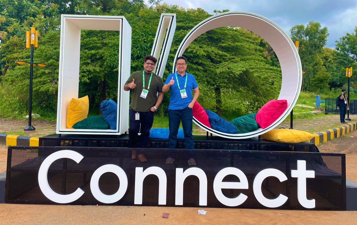 imsaurabhrajpal's tweet photo. And the one with my amazing teammate from #Singapore 🍻
#GoogleIOConnect #GoogleIOConnectBLR https://t.co/OXSro4uRw5