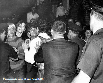 barcelona_cat's tweet photo. No era la primera batuda que patien, però aquella nit van dir prou.✋
La clientela i el veïnat d'un bar de Greenwich Village es van alçar contra la repressió policial.
A #HistòriesdeBCN, enfilem una història de Nova York que va impulsar la lluita pels drets LGTBI a tot el món.🌈 https://t.co/3mbdQUnxWD