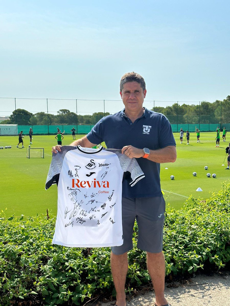 TOTALSPORTCENT's tweet photo. @SwansOfficial @JomaSport @TOTALSPORTCENT EXCELENTE JORNADA!! Un lujo para nosotros!! Siempre agradecidos a este gran club Gales!! https://t.co/RlIc5J2h43