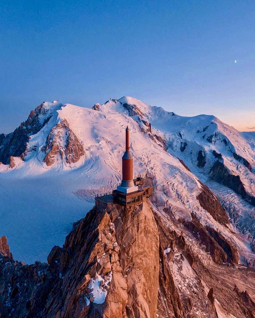 🚨🏔Dans le massif du Mont Blanc (France, Italie et Suisse), la saison estivale d’alpinisme débute à toute vitesse pour le plus grand plaisir des passionné(e)s de montagne. Merveilleux. #alpinisme #NaturalBeauty #photograghy #montblanc #aiguilledumidi #chamonix