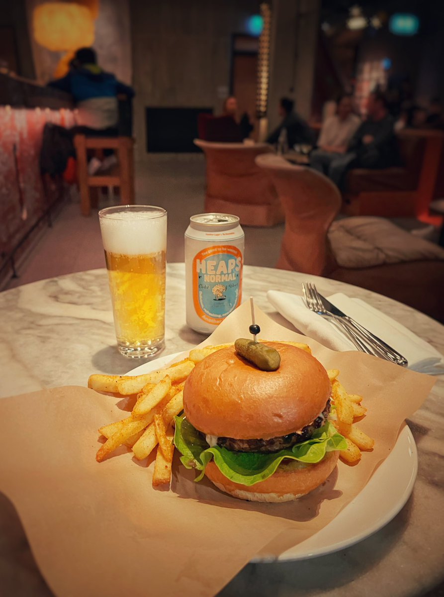 yakan_hikou10's tweet image. 部屋に荷物を置いたら、賑やかな声に導かれるようにTHE LOBBYへ…

ブルーチーズマヨネーズがアクセント。
そんなハンバーガーに飲みやすいローカルなノンアルコールビールと共に✨

#エースホテルシドニー 
#AceHotel