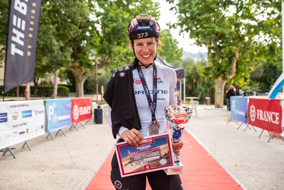 Laurianne  Placais remporte le BikingMan Origine France en 52h12min avec près de 6  heures d’avance sur son poursuivant belge Maximilien Couvreur! Elle a  fait preuve d’une résistance spectaculaire à la douleur.