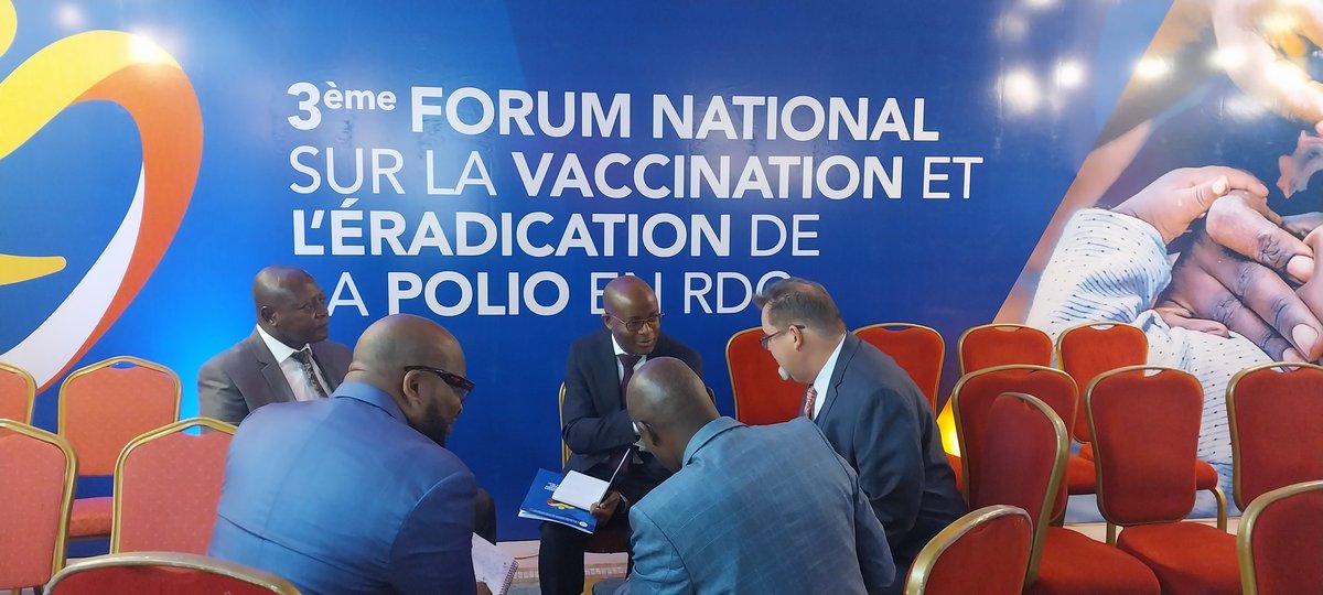 Pev_rdcongo's tweet photo. Introduction du vaccin contre la #typhoïde, le médecin directeur du #PEV  discute avec ses partenaires avant le début de la deuxième journée du #RdcForum

Une fois la bactérie de la #typhoïde ingérée, elle se multiplie et passe ds la circulation sanguine.

#Vaccinercestproteger https://t.co/A91Vi0cOqU