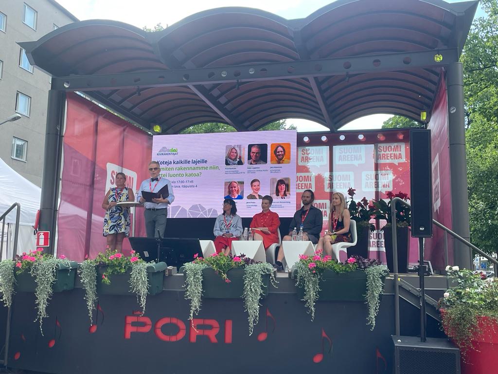 #SuomiAreena :ssa käytiin antoisaa keskustelusta rakentamisesta ja luonnon monimuotoisuudesta – kiitos <a href="/MarinaW64/">Marina v Weissenberg</a> <a href="/RauhamakiTerhi/">Terhi Rauhamäki</a> <a href="/JenniPitko/">Jenni Pitko</a> ja Jere Nieminen sekä juontaja <a href="/keijoleppanen/">Keijo Leppänen</a>!