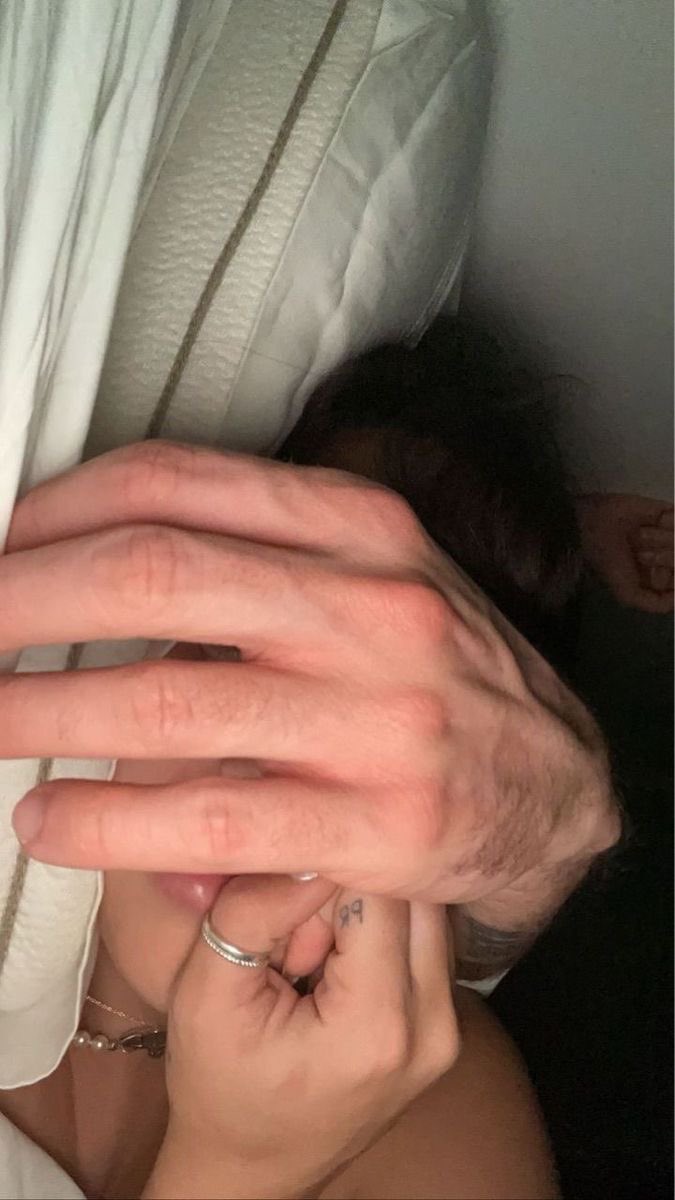 – Będę dziewicą do końca życia.
– Oferuję się z pomocą.
– Tak? W takim razie mamy problem.
– Jaki?
– Wcale mi się nie podobasz, a muszę mieć jakiś pociąg, wiesz… żebym przynajmniej zrobiła się mokra.
– Chcesz się przekonać?

#ucieczkaodmafii <a href="/adriana_kowal/">Adriana Kowalsky 🃏 Carter Hamilton 🃏</a>