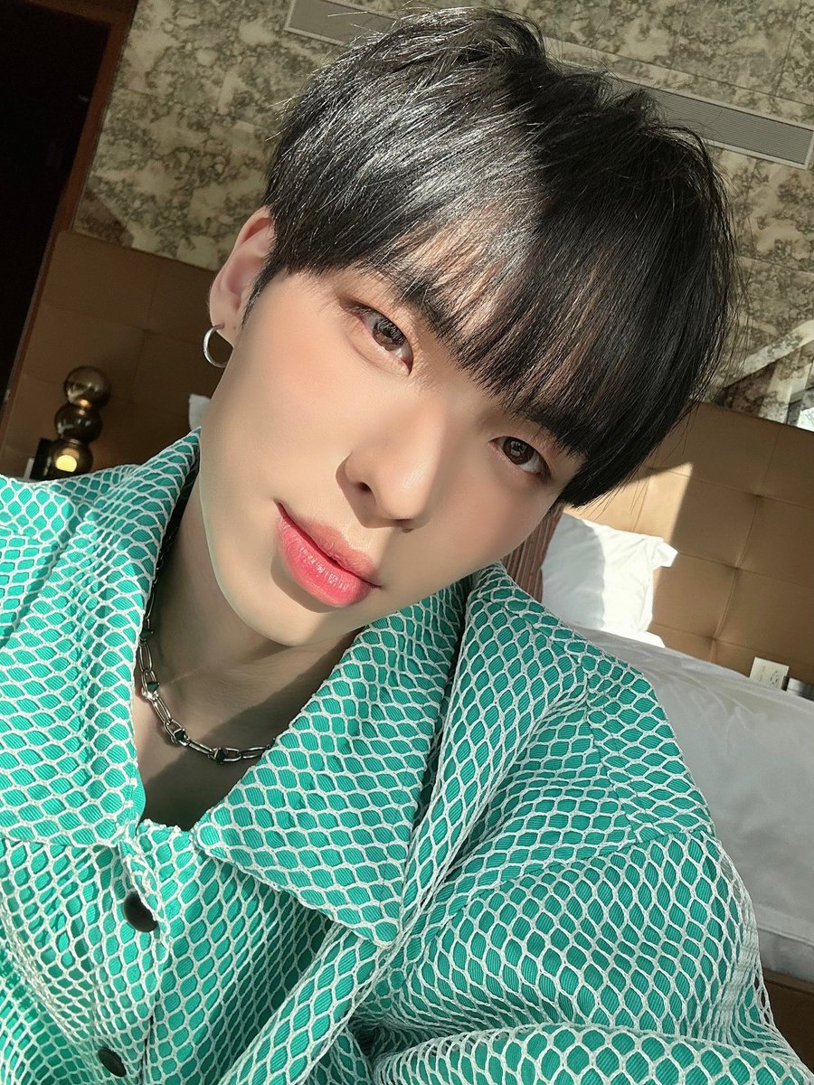 CIX_twt's tweet photo. 날씨 진짜 이쁘다 저때☀️
#CIX #FIX #BX #이병곤 #병곤 #평픽사💙 https://t.co/4RHXz4XVQj